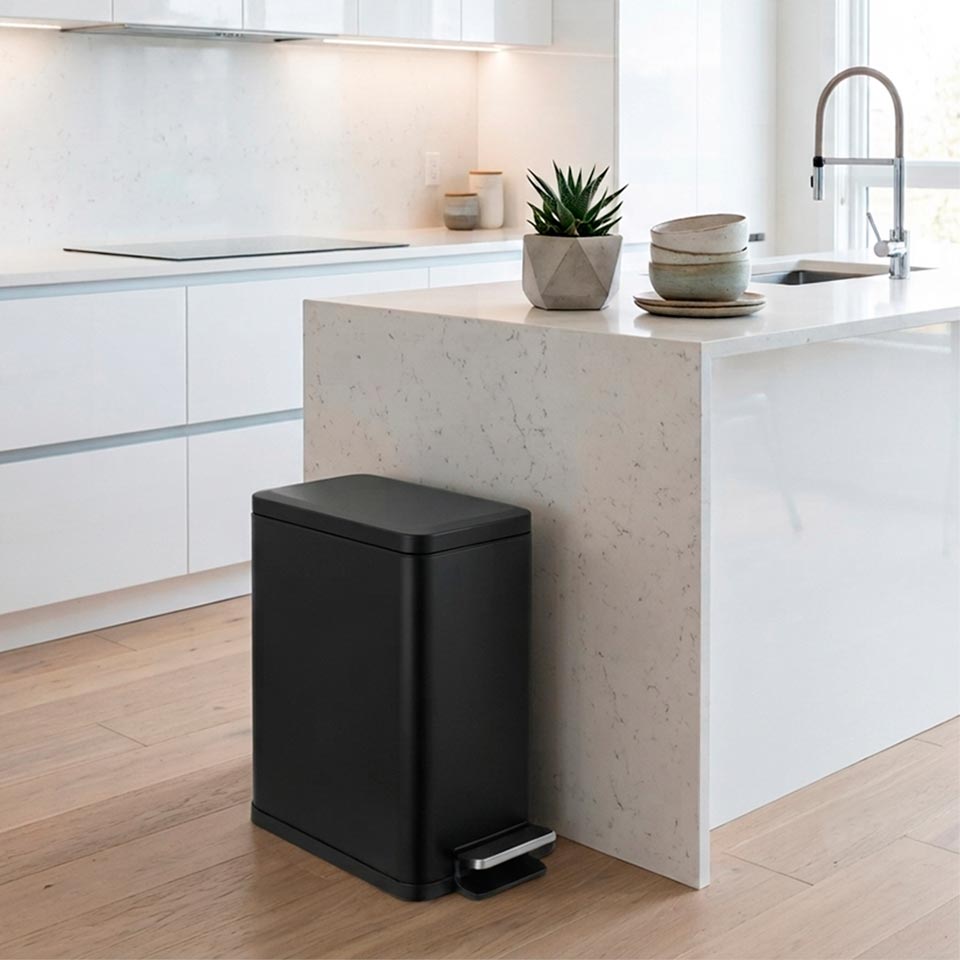 Balde do Lixo ASTIKOS com Pedal Preto 20L