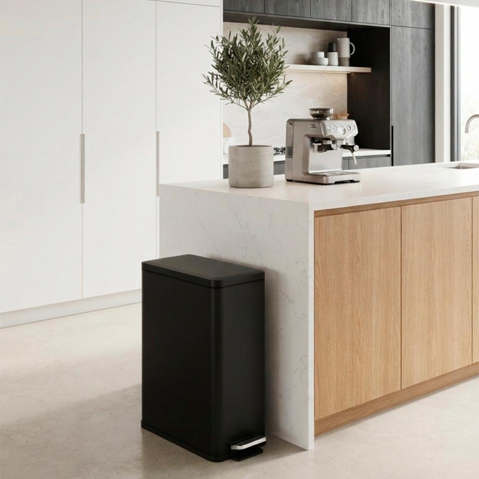 Balde do Lixo ASTIKOS com Pedal Preto 30L